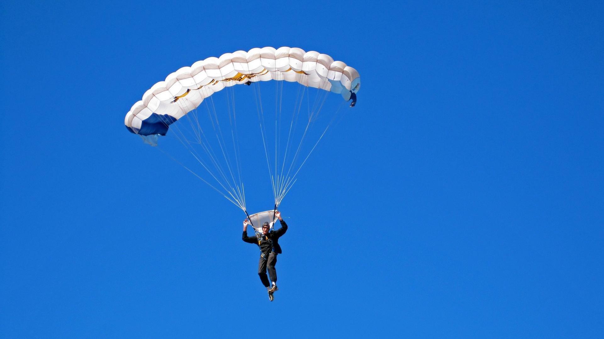 23岁新星打破尘封15年世界纪录,田径史迎来崭新篇章
